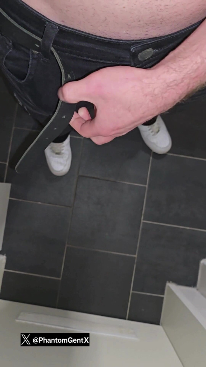PhantomGentX: La dominante ingentx accarezza un grosso cazzo con chiacchiere sporche...