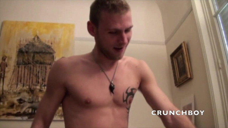 Crunch Boy: Curvă uimitoare futută de 2 prieteni heterosexuali