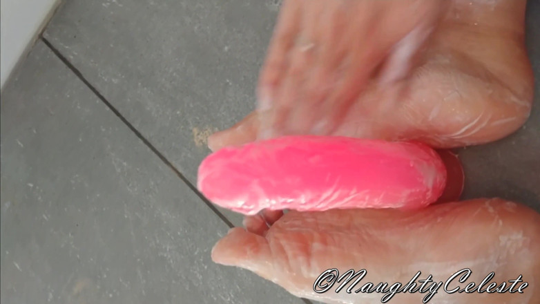 NaughtyCeleste: Footjob dildo di kamar mandi dengan sabun