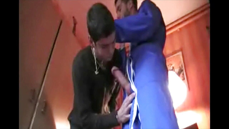 Gaybareback: Twink fickt heterosexuellen klempner