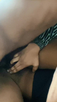 Grils sexy futând o pizdă tare pe la spate