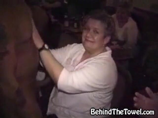 Behind The Towel: 所有这些精彩的女士都喜欢抚摸男人的身体