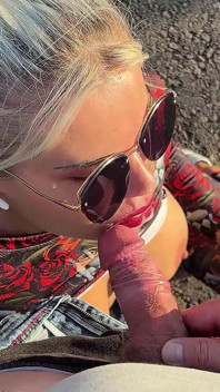 Selfie-avsugning utomhus, cykeltur med nakna bröst och sperma i ansiktet
