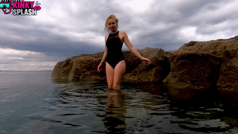 UKCuteGirl Lucy Lauren: Erotisk baddräkt under vattnet Strip: Retas till naken i havet