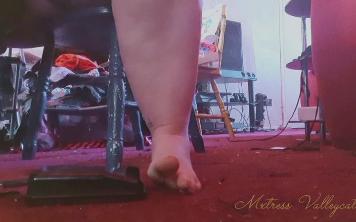 Mxtress Valleycat: Eski bir bakelite pedalı ile yalınayak dikiş