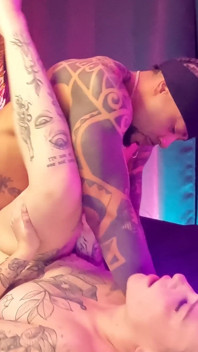 Vecina tatuată se fute pentru prima dată