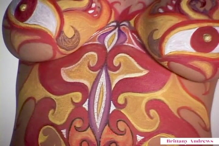 Brittany Andrews: Brittany Andrews harika ejderha vücut boyası duman azdırıyor!