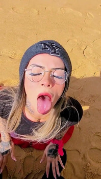 Ik vroeg een vreemde om me op het strand te filmen, ik beloonde hem met een zeer natte pijpbeurt!