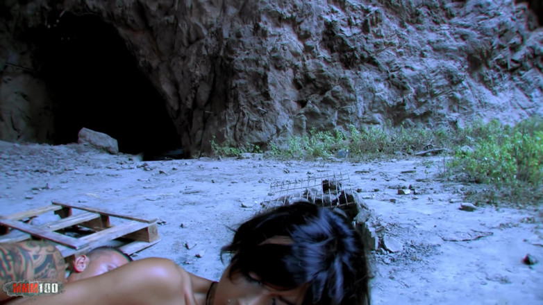 MMM100: Quente magrinha morena fodida no cu na caverna