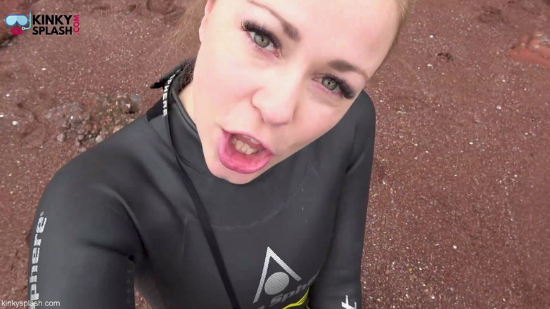 UKCuteGirl: Wetsuit Giantess发现一个小玩具挑逗