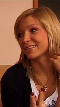 Napalona blondynka MILF uśmiecha się uwodzicielnie gotowa na brudną zabawę