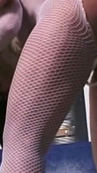 Nienasycona blond milf drenuje każdego oferowanego twardego kutasa