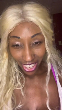 Blondine lutscht schwanz / dildo besser als andere mädchen?