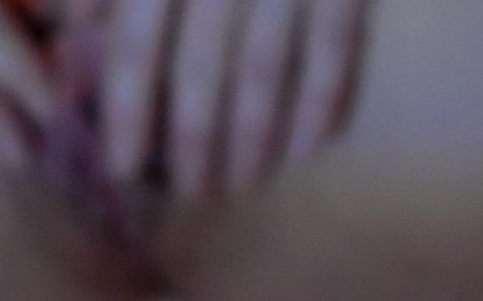deep keely: Cận cảnh bạn gái đi tiểu với âm hộ banh rộng