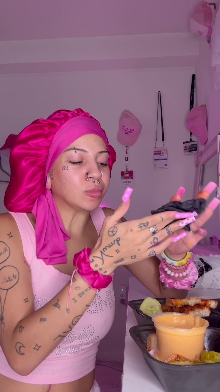 Nali Marie: Mukbang cibo piccante scopata sopra le sborrate in faccia piccola...