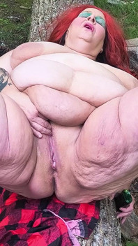 Extraño la siguió en el bosque, ella chorrea en su cara