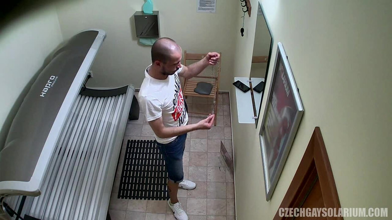 Czech Gay Solarium: Solarium gay tchèque 15 étalons chauves surpris entièrement exposés