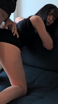 Laura se svou sexy hezkou tváří a hořícím zadkem je plná spermatu.