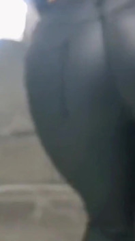 熟女ママが革パンツで愛撫