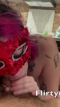 华丽的Rileyxxx给了鹰t uah并像一个好女孩一样拿它