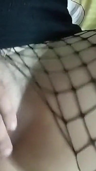 No puedo resistir la polla dura de mi padrastro, lo chupé duro y le pedí que se corriese en mi cara