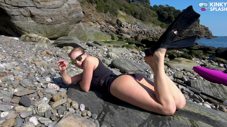 UKCuteGirl: Gumové finy, mokrý neopren a nezbedná noha fetiš tease na...