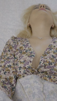 Blonde MILf neckt mit ihren perfekten füßen