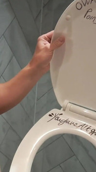 Esclavo con asiento de baño episodio dos