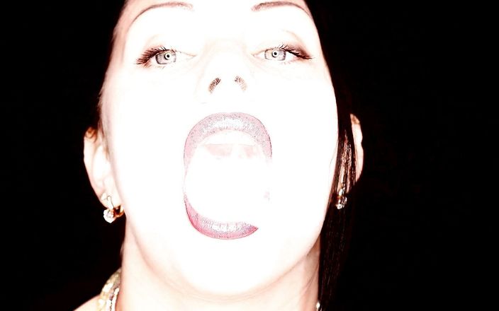 Goddess Misha Goldy: Narguilé fumando e batom brilhante fetiche &amp;amp;cheirando e provocando e beijando