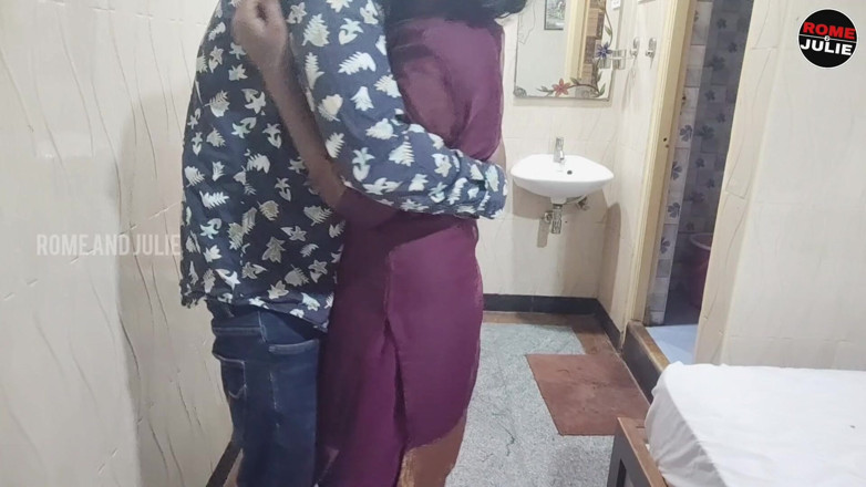 Bad boy rome: नवविवाहित युवा लड़की Julie के साथ डिलीवरी बॉयज सेक्स