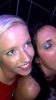 Richtig Heiß: DP, Facial Und Alle Pinkeln Ihr Ins Maul