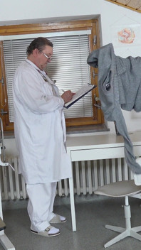 Hubená zralá Gwen Cortez se udělá v gyno židli