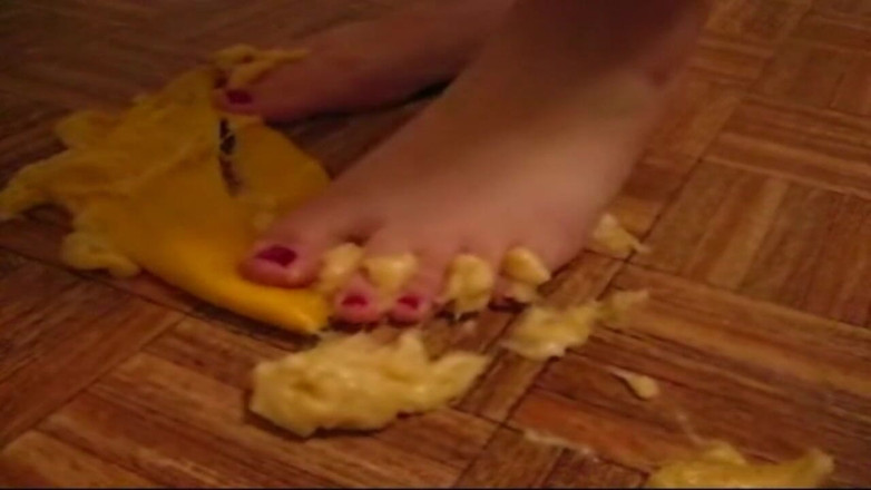 Sexy Amateurz: Foot crushing for a banana