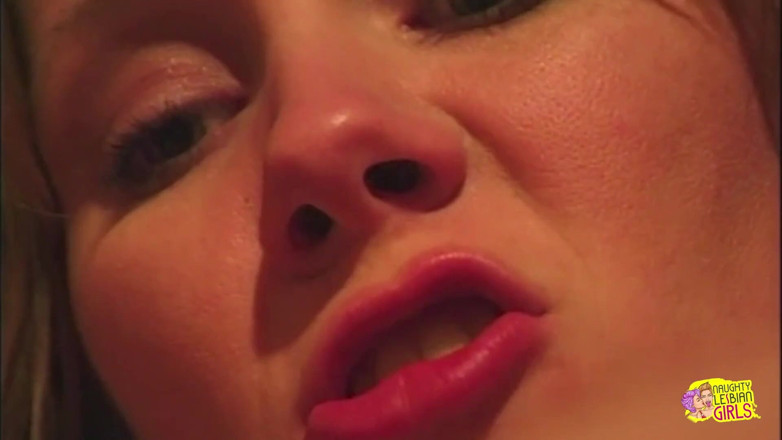 Naughty Lesbian Girls: Zwei geile lesbische MILfs beginnen in einem Taxi und fahren...