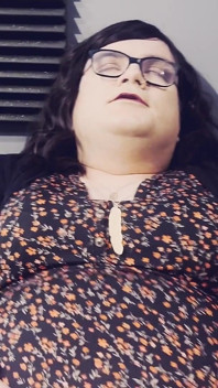 Awek transeksual mengangkat pakaian dan memancut mani dalam pantyhosenya