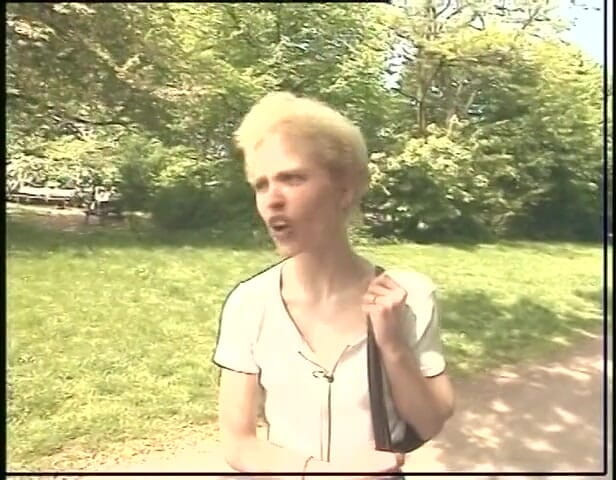 Slutty Teenies: Blonďatá teenagerka sebrala, aby sála ptáka a lízala jí kundičku