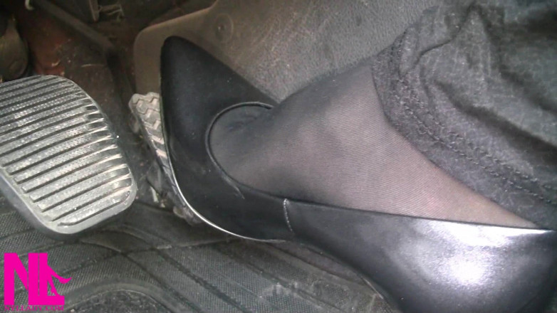 Nyllady: Mengepam pedal dalam pantyhose hitam dan tumit tinggi paten kelabu