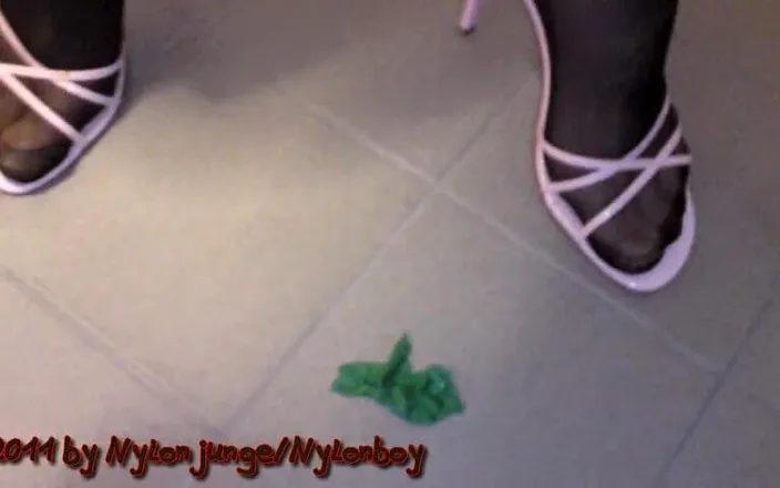 Carmen_Nylonjunge: Pink Heels and the Green Balloon