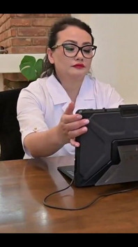 Genç bir sekreter it teknisyenini bekliyor