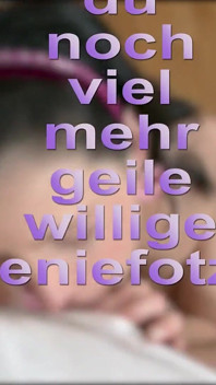 Heiße brünette mit schwarzen stiefeln strippt