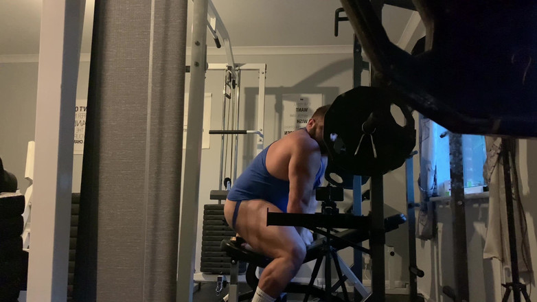 Jack stacked: 肛门假阳具在健身房操逼