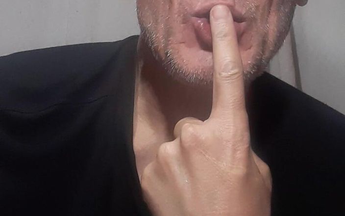 Big uncut hard cock: Теплый романтический любовный поцелуй с моим ртом и моим языком давай сделаем это вместе.