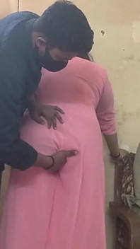 Une bhabhi indienne pulpeuse sexy en robe rose transparent - cul énorme et corps pulpeux révélé