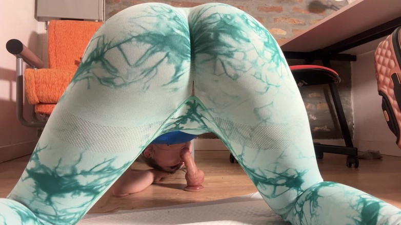 Misty Phoenix: Aku lagi asik kencing di balik leggingku waktu lagi nyepong...