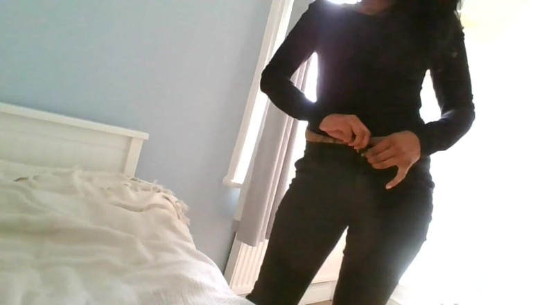 BabeXX69XX Asian MILF: Aanbid me in een strakke glanzende zwarte spijkerbroek