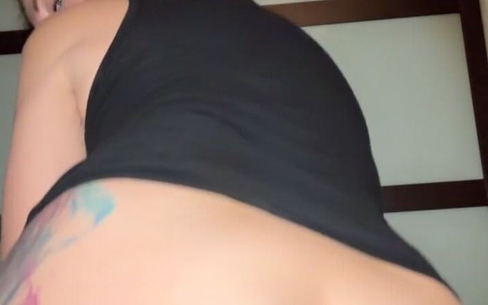 Alessandrabee: 熟女喜欢炫耀