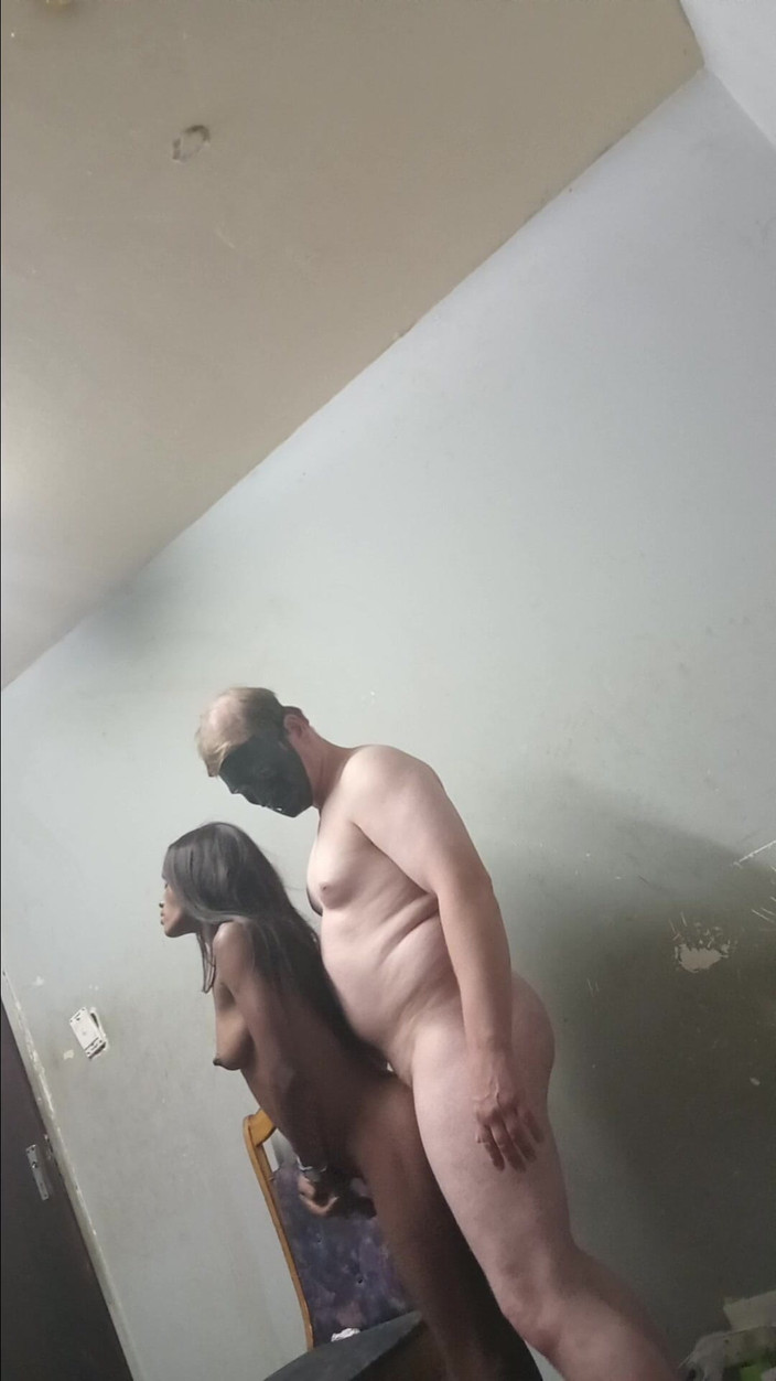 hothouse18xxx: Üvey Baba Siyah Üvey Kızını Ayakta Sikiyor Ve Dizlerinin Üstüne Çıkıyor Yarak Emiyor...