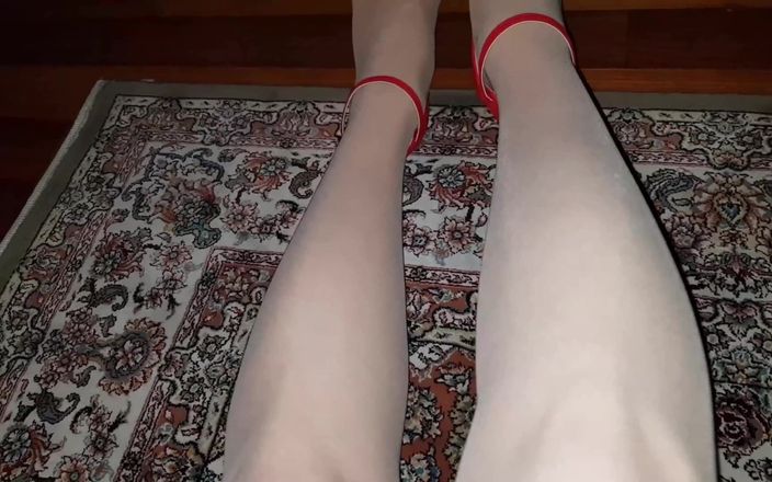 Dani Leg: Jambes pulpeuses, collants nus, ongles et chaussures rouges sexy