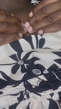 Diam-diam melihat saudara tiriku membaca untuk ujian di kamar tidurnya yang tidak memakai celana atau bra. Ony si cewek semok dengan gaun super seksi
