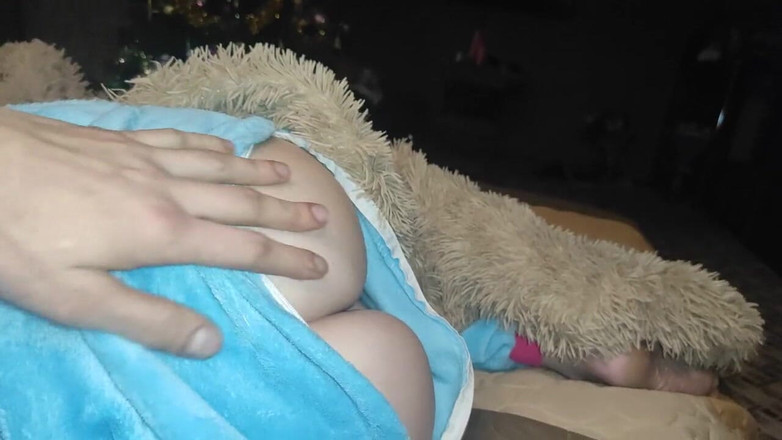 Taboo Room: Une petite princesse en pyjama licorne suce une bite !